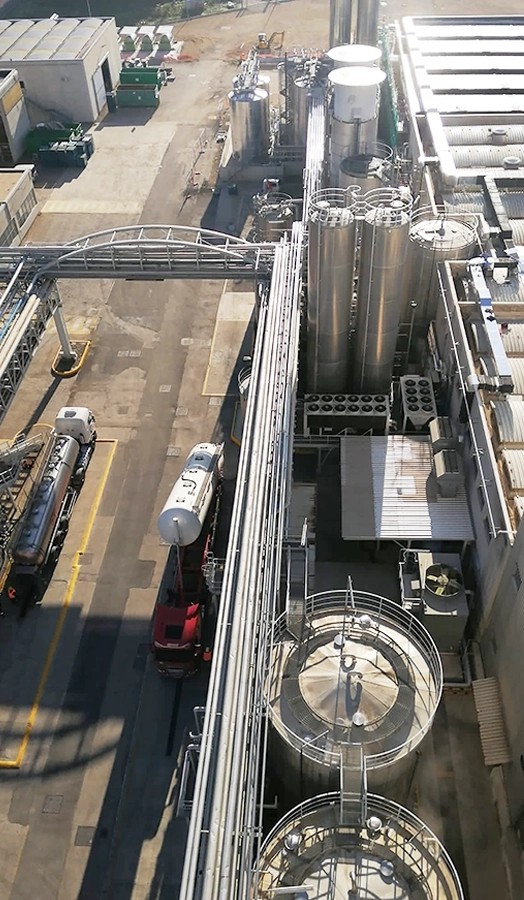 Vista dall’alto di impianto industriale con serbatoi e infrastrutture