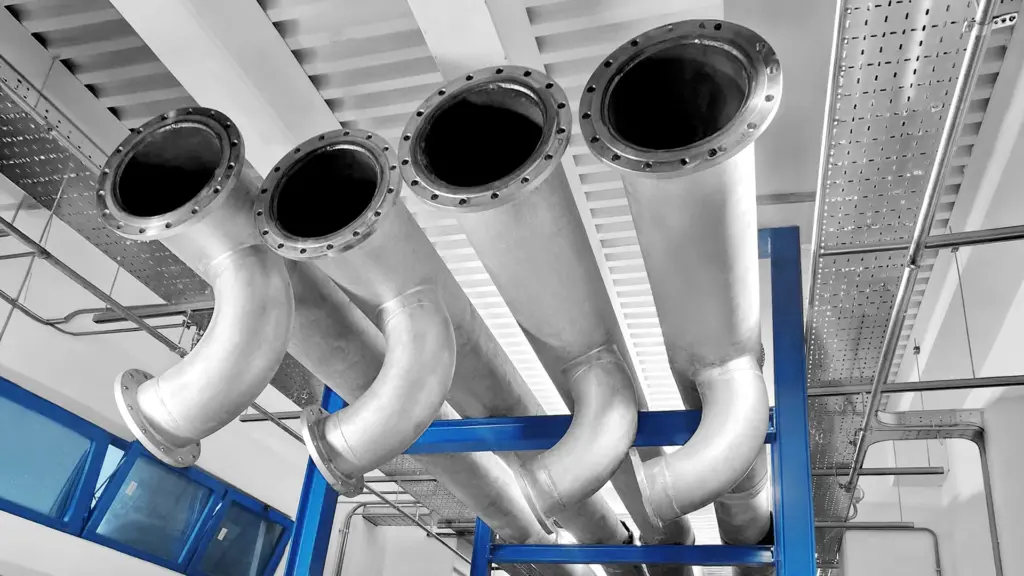 Impianti industriali con tubazioni metalliche per processi produttivi complessi
