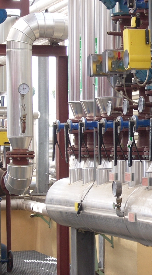 Gruppo di distribuzione fluidi con valvole e strumentazione in impianto industriale COIM 2005