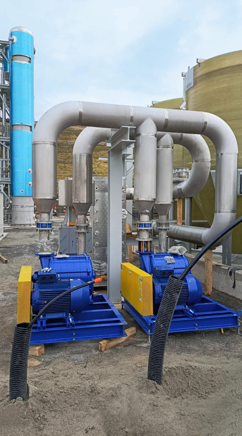 Impianto biogas industriale con tubazioni e gruppi motore COIM 2005