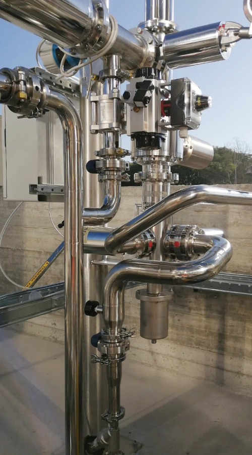 Dettaglio impianto clean utilities con valvole e tubazioni in acciaio inox COIM 2005