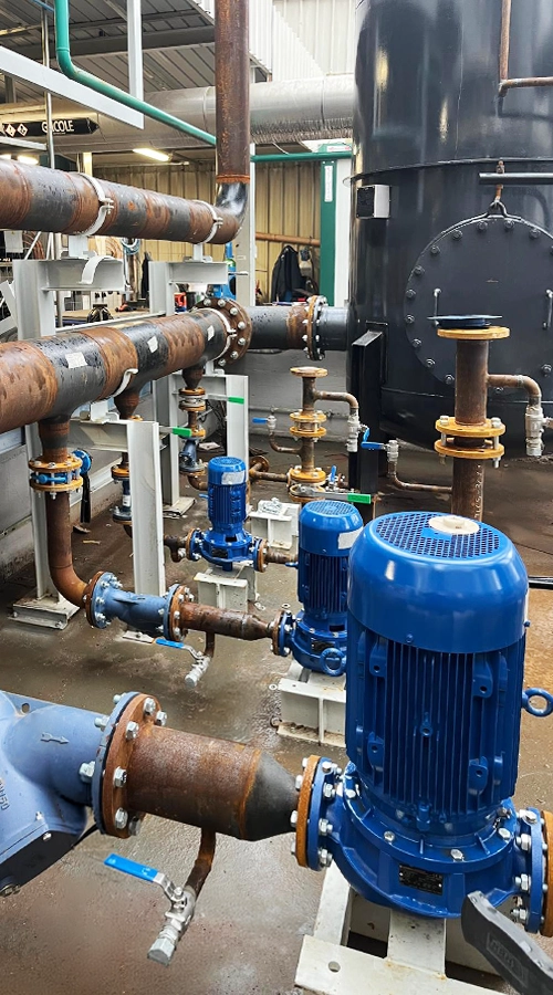 Impianto di distribuzione del freddo con pompe e piping industriale COIM 2005