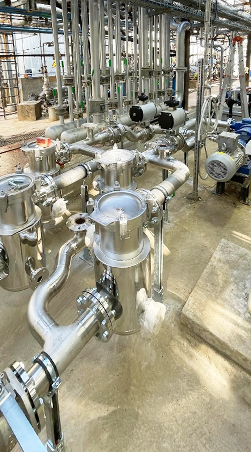 Dettaglio impianto produzione resina con piping e filtri in acciaio inox COIM 2005