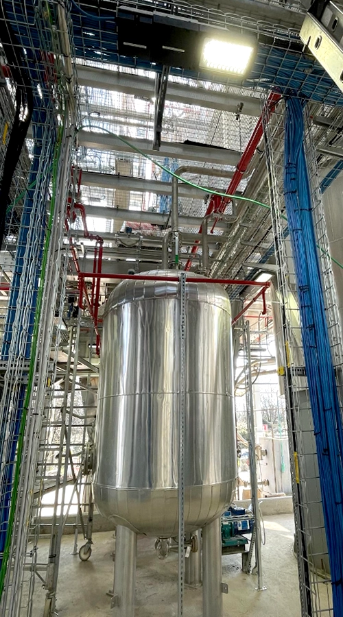 Serbatoio impianto produzione resina in fase di installazione COIM 2005