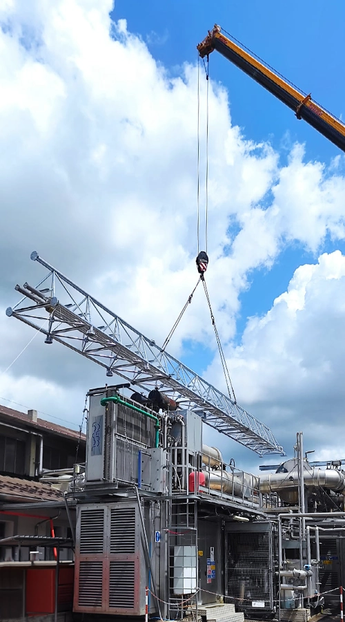 Installazione struttura industriale con gru in cantiere COIM 2005