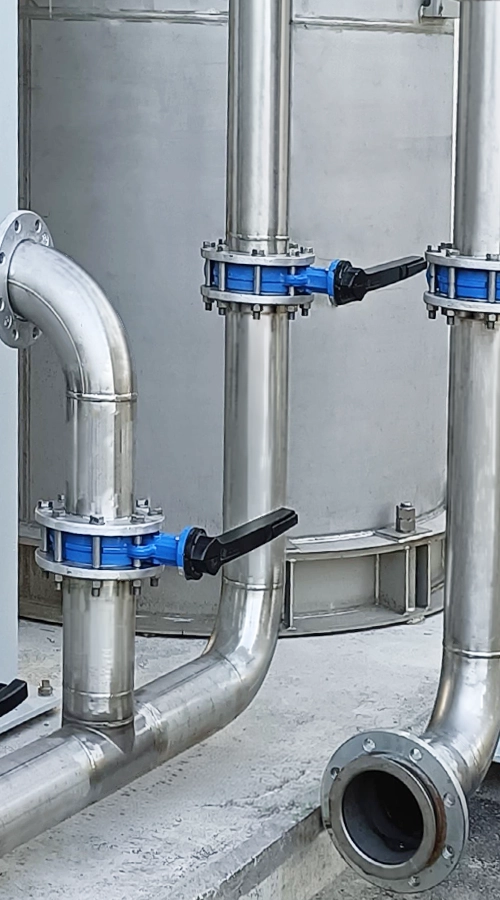 Dettaglio piping impianto biogas con valvole e flange in acciaio inox COIM 2005