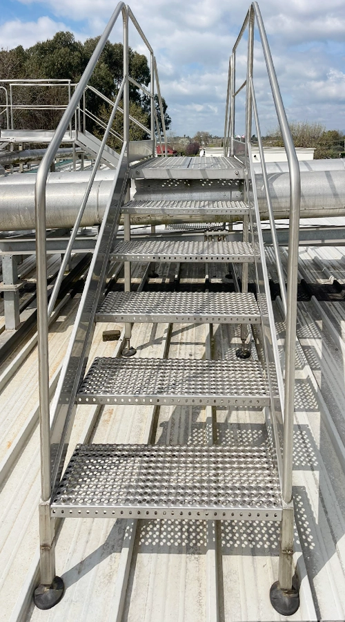 Scala industriale con grigliato antiscivolo per accesso impianti COIM 2005