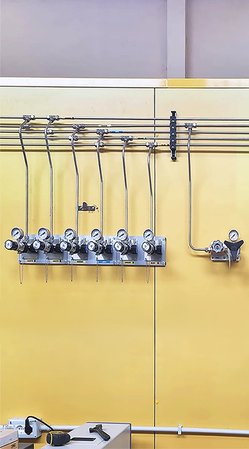Centralina per la distribuzione dei gas tecnici con regolatori di pressione installata in impianto Black Utilities.