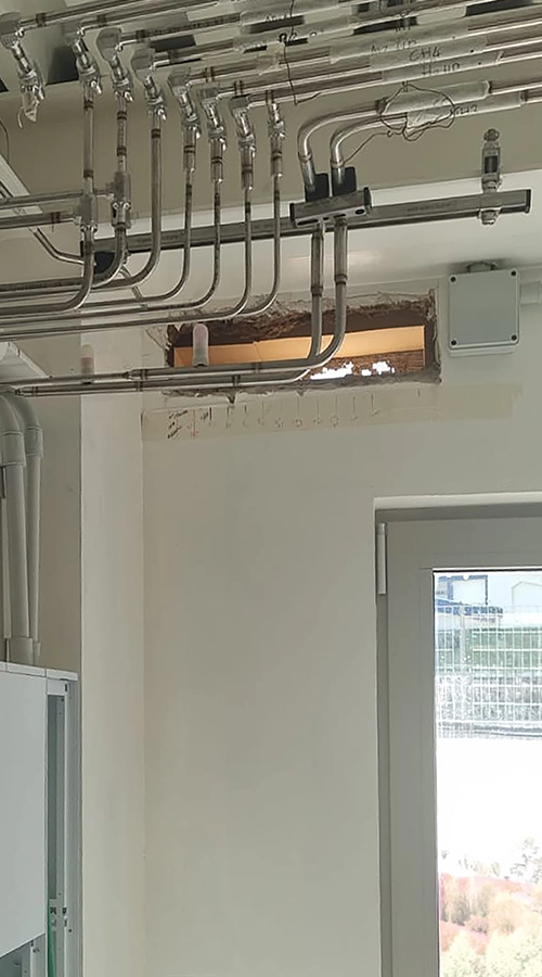 Collettore in acciaio inox per la distribuzione dei gas tecnici in impianto Black Utilities.