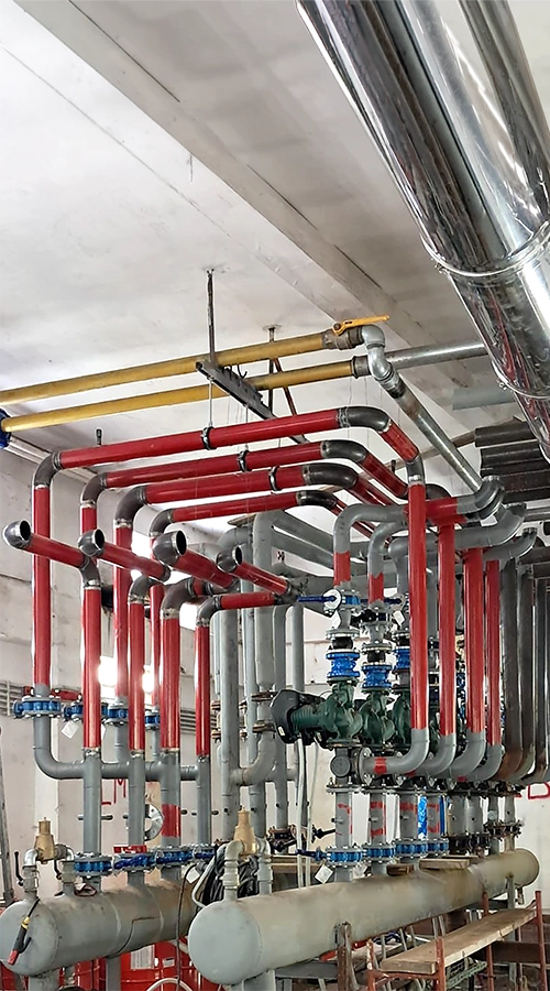Collettori di distribuzione con pompe e tubazioni installati in un impianto Black Utilities realizzato da CO.I.M.