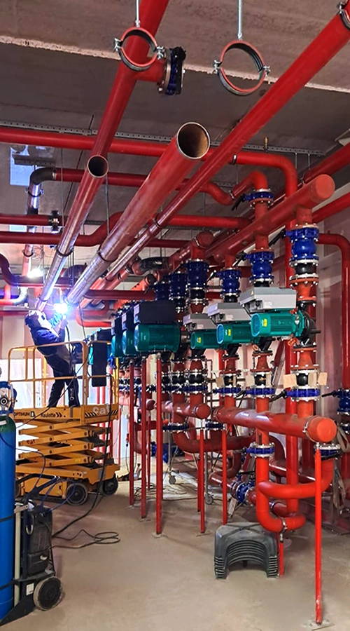 Installazione di tubazioni e apparecchiature per impianto Black Utilities in fase di realizzazione.
