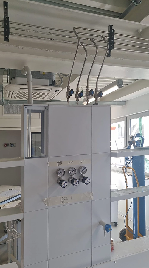 Punti di utilizzo con valvole e strumenti collegati alle linee dei gas tecnici.