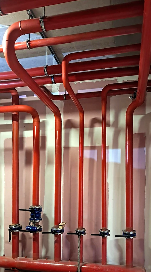 Rete di tubazioni industriali Black Utilities installata all'interno dell'impianto.