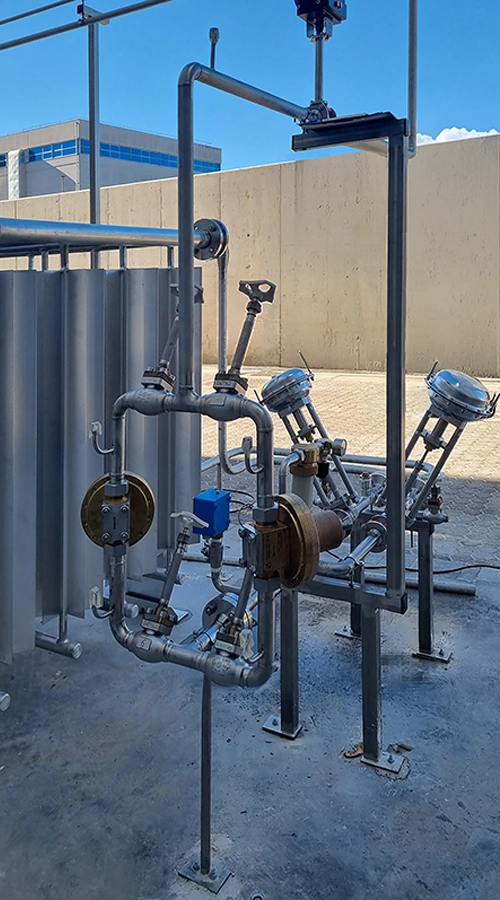 Skid con tubazioni, valvole e strumentazione di processo installato in impianto Black Utilities.