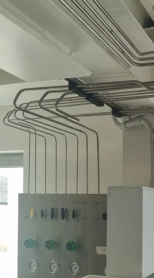 Tubazioni in acciaio inox installate per la distribuzione dei gas tecnici in impianto Black Utilities.