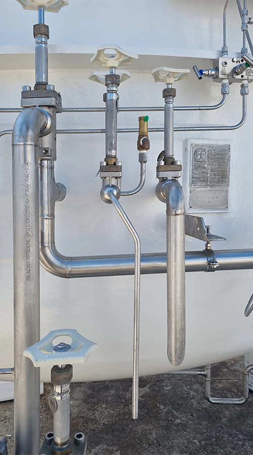 Dettaglio di tubazioni in acciaio inox e valvole installate su impianto Clean Utilities realizzato da CO.I.M.