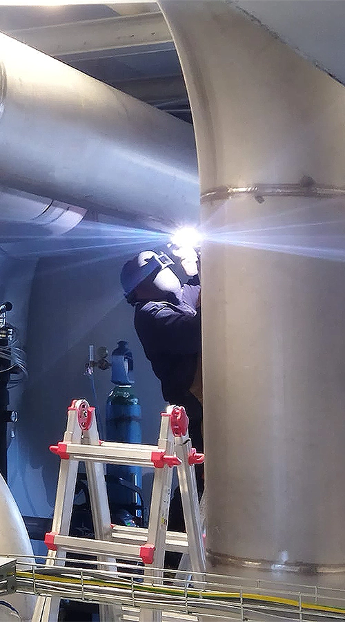 Operazione di saldatura su canalizzazione HVAC in acciaio eseguita da CO.I.M.