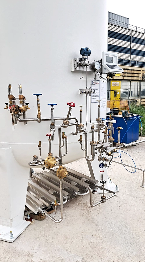 Sistema di strumentazione e piping in acciaio inox installato su serbatoio per impianto Clean Utilities realizzato da CO.I.M.